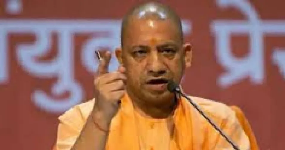 कानून व्यवस्था पर CM योगी सख्त, सुस्त अफसरों की देर रात ली क्लास, कई पर गिरी गाज 