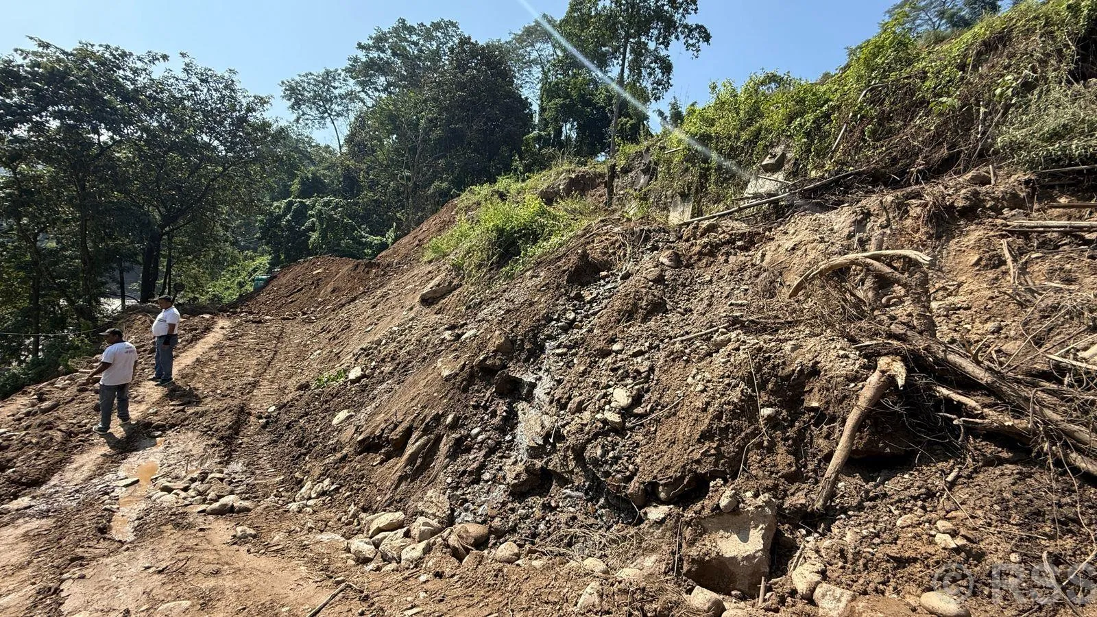 नेपाल में लगातार बारिश और भूस्खलन से नेपाल के तीन राजमार्ग अवरुद्ध
