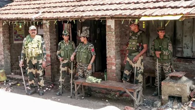 उत्सव के माहौल में हो रहा मतदान, सुबह से बूथों पर मतदाताओं की लंबी कतारें