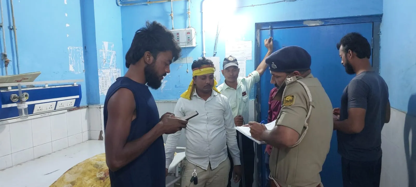 बहन के साथ सोई युवती की गोली मारकर हत्या, युवक हथियार छोड़कर फरार