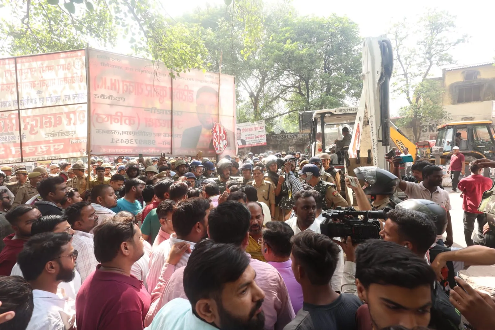 लखनऊ कलेक्ट्रेट में वकीलों के अवैध चैंबर व दुकानों पर चला बुलडोजर