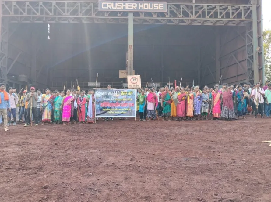 गुवा सेल खदान में रोजगार को लेकर अनिश्चितकालीन चक्का जाम, संचालन पूरी तरह बाधित