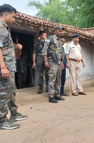 लोहरदगा में पिता और पत्नी की हत्या कर बेटी को किया घायल, आरोपित गिरफ्तार