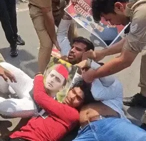 चुनाव आयोग घेरने निकले सपा कार्यकर्ताओ को पुलिस उठा ले गई