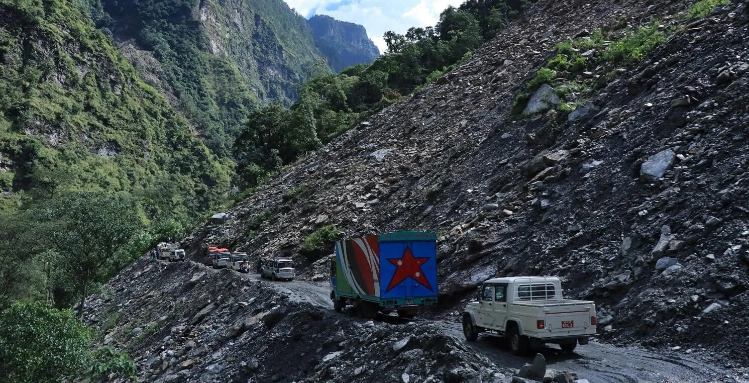  नेपाल के प्रसिद्ध मुक्तिनाथ क्षेत्र जाने वाला रास्ता भूस्खलन के कारण अवरुद्ध