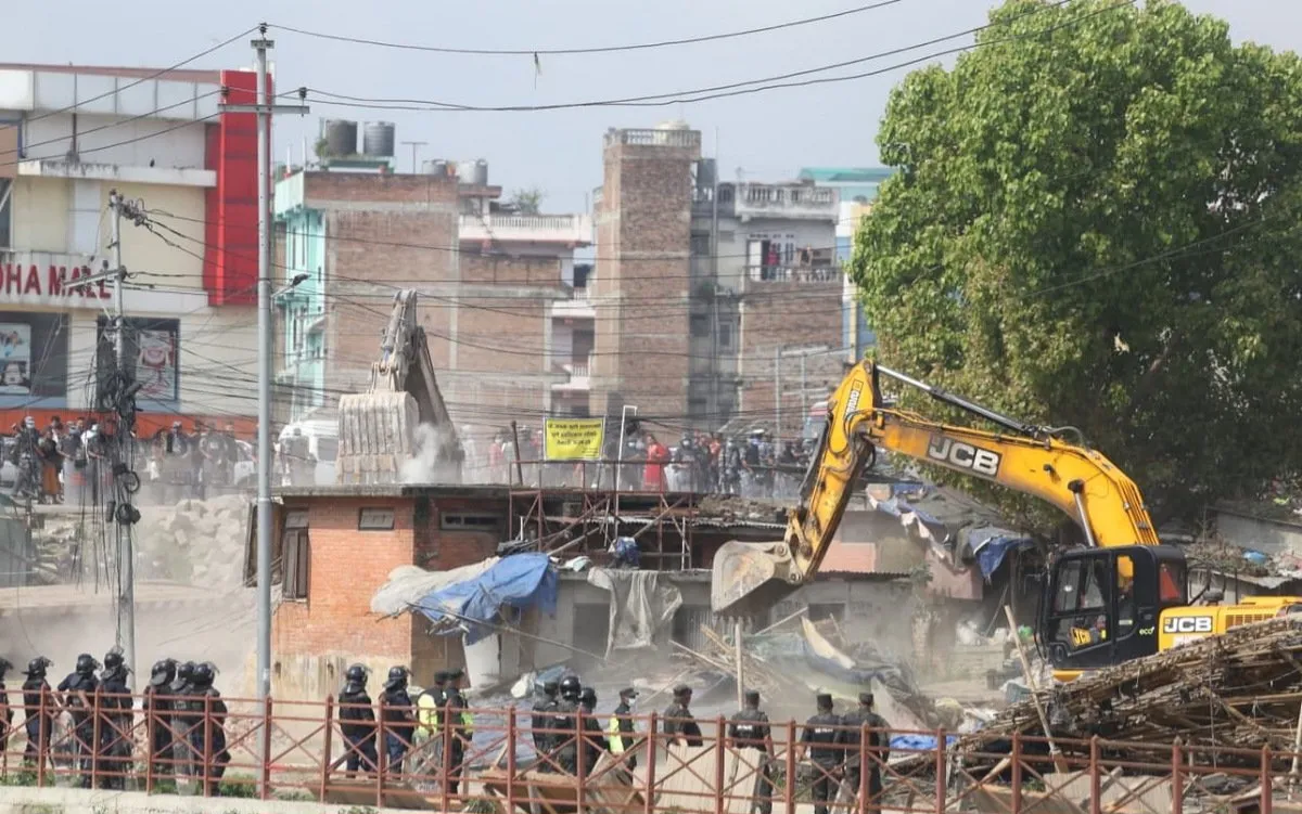 नेपाल की राजधानी के भूमिहीन बस्तियों पर बुलडोजर चलाने से 15 हजार से अधिक लोग बेघर