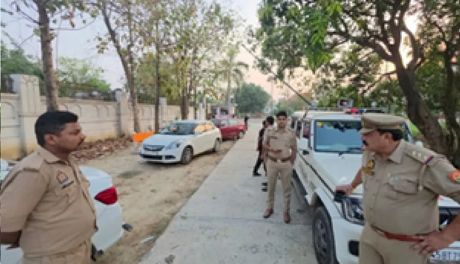 अंबेडकरनगर में मौत का मंजर: दो बाइकों की भिड़ंत के बाद बेकाबू कार बनी काल, 8 की दर्दनाक मौत