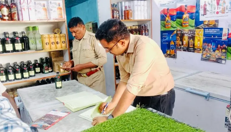 फर्रुखाबाद में जिलाधिकारी के निर्देश पर आबकारी निरीक्षक ने दुकानों का किया औचक निरीक्षण