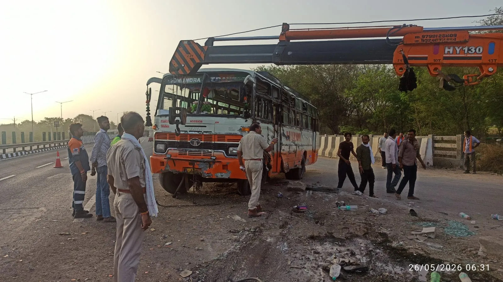दर्शन करने जा रहे श्रद्धालुओं की पलटी बस , एक की मौत, दर्जन से ज्यादा घायल