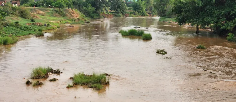 आंधी और बारिश से जनजीवन अस्त व्यस्त, नदियों में बढा जल स्तर