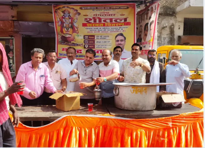  कानपुर: भीषण गर्मी में राहगीरों को बांटा शर्बत, लोगों को मिली राहत