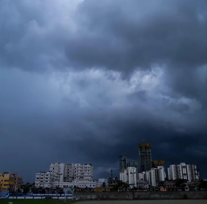 कोलकाता समेत दक्षिण बंगाल में एक बार फिर तेज आंधी के साथ बारिश के आसार