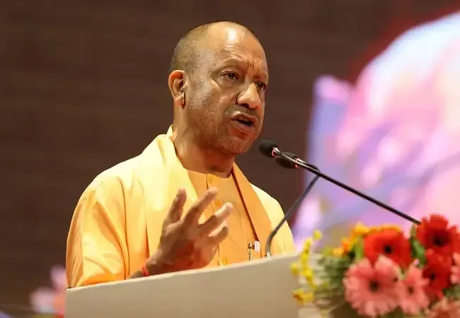 सीएम योगी का अधिकारियों को निर्देश,प्रतिकूल मौसम में आमजन के बीच रहें 