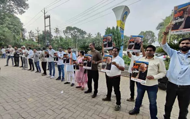 कांग्रेस ने “मोदी है तो मुमकिन है”की तख्ती लेकर पेट्रोल पंप पर किया विरोध प्रदर्शन