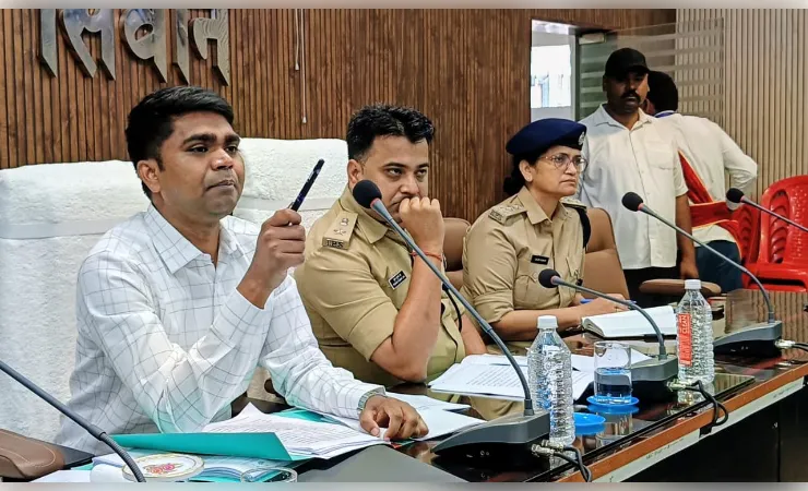 सीवान प्रशासन सख्त, हाईवे पर अतिक्रमण और अवैध पार्किंग पर चलेगा बुलडोजर