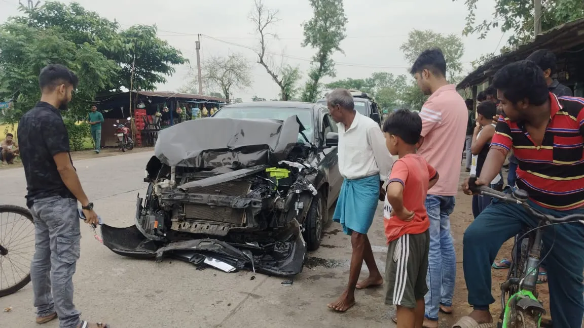 हुगली: सड़क पर खड़े डंपर से टकराई कार, चालक की हालत गंभीर