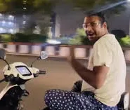 गोमतीनगर में बिना नंबर की स्कूटी से स्टंट, ट्रैफिक नियमों की उड़ाईं धज्जियां