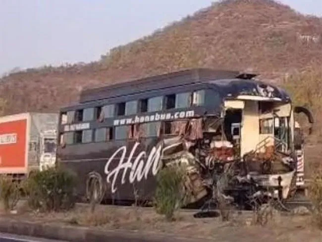 महाराष्ट्र के लालिंग घाट पर तीन वाहनों की टक्कर में छह की मौत, 26 घायल
