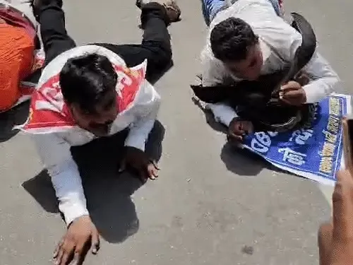 सड़क पर रेंगते हुए मंत्री आवास पहुंचे शिक्षक भर्ती अभ्यर्थी, कई गर्मी से बेहोश
