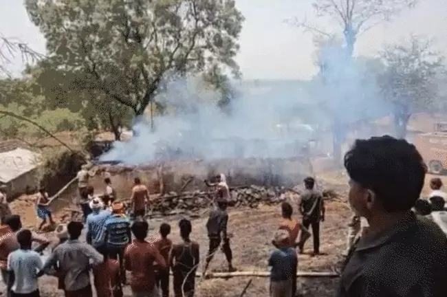  बिजली लाइन में स्पार्किंग से कच्चे मकान में लगी आग, जिंदा जले तीन मासूम