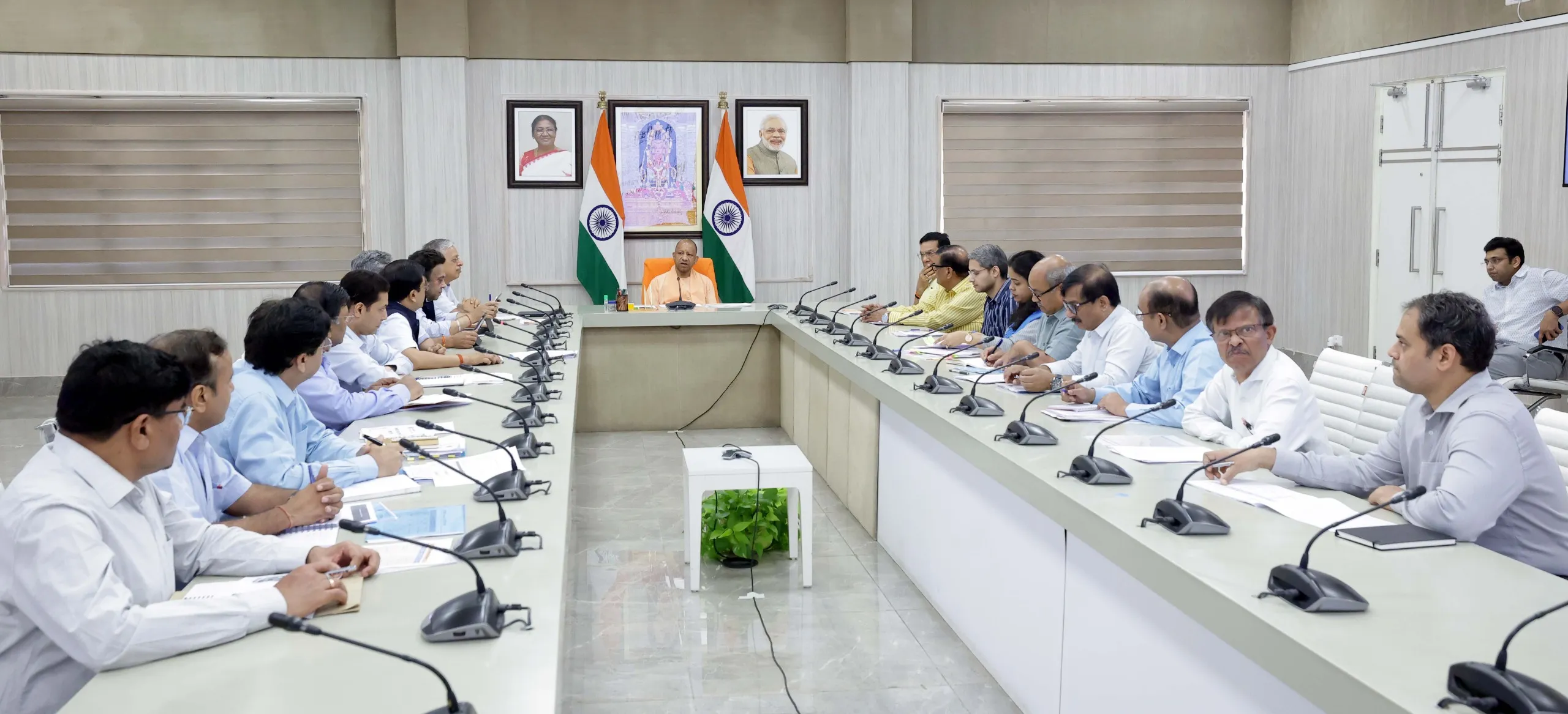 स्वास्थ्य सेवाओं के विस्तार को गुणवत्ता और आधुनिक तकनीक से जोड़ें: मुख्यमंत्री योगी