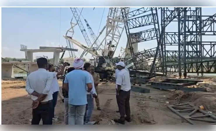 हमीरपुर : बेतवा पुल हादसा में मृतकों के परिजनों को दी गई १०-१० लाख रुपये की सहायता