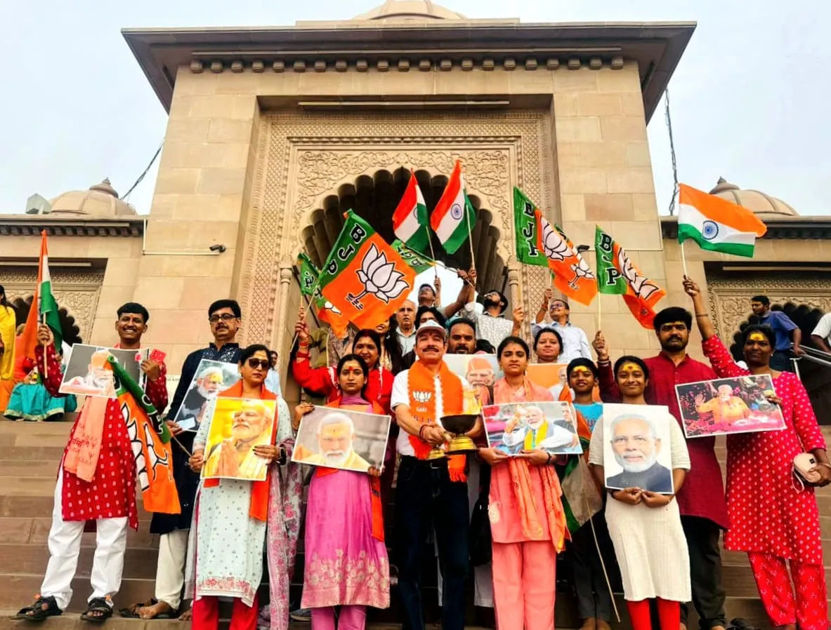 नमामि गंगे के सदस्यों ने भाजपा की प्रचंड जीत पर  बाबा विश्वनाथ की उतारी आरती