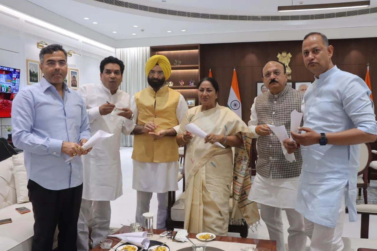 रेखा गुप्ता ने अपने मंत्रियों के साथ ‘झालमुड़ी’ और ‘रसगुल्ला’ के साथ मनाया भाजपा की जीत का जश्न