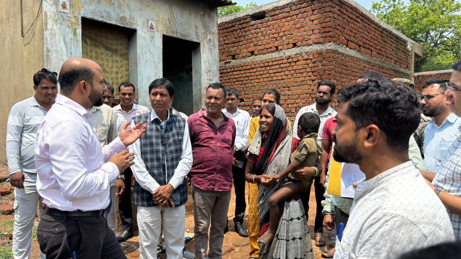 डीसी ने बिरहोर टोला का किया निरीक्षण, सुविधा उपलब्ध कराने का दिया निर्देश