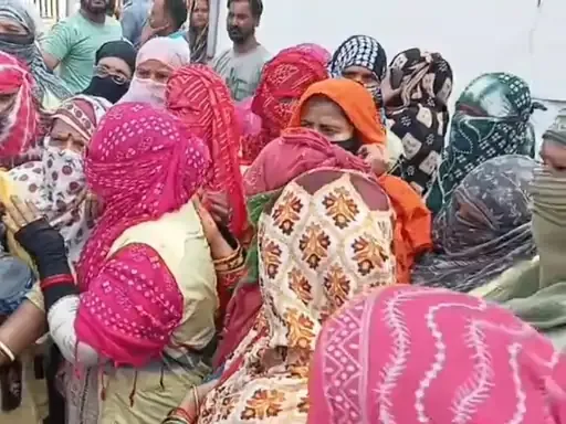 सफाई कर्मचारियों ने अवकाश न मिलने और वेतन काटौती को लेकर किया प्रदर्शन