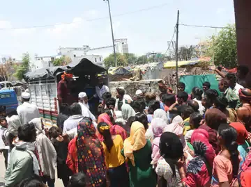 सामाजिक संस्था ने विकासनगर अग्निकांड पीड़ितों को बांटी राहत सामग्री