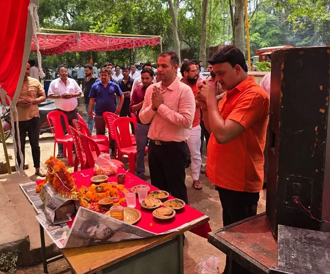 परिवहन कार्यालय ट्रांसगोमती में बड़े मंगल पर भव्य भंडारे का आयोजन