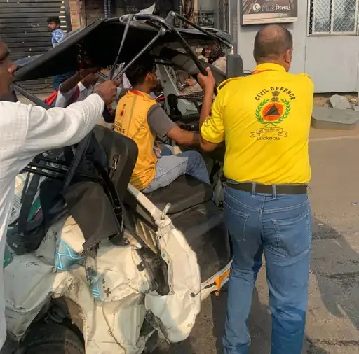 लखनऊ में दर्दनाक हादसा,बेकाबू डम्पर ने चार गाड़ियों को रौंदा,चालक फरार