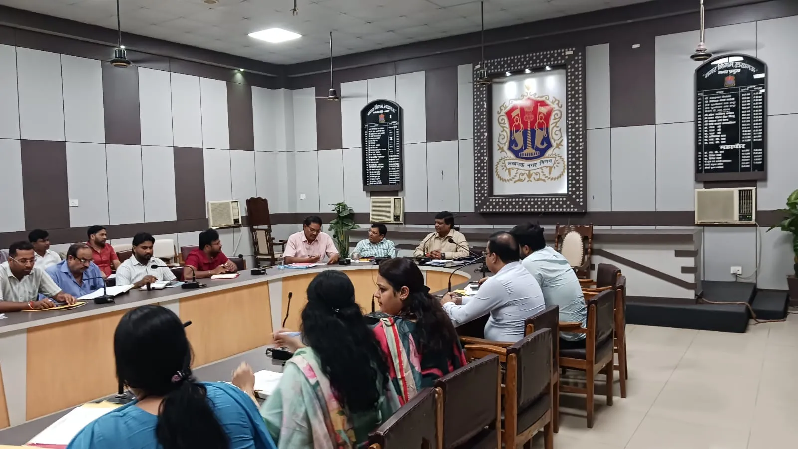 अनुपस्थित राजस्व निरीक्षकों को कारण बताओ नोटिस जारी करने के निर्देश