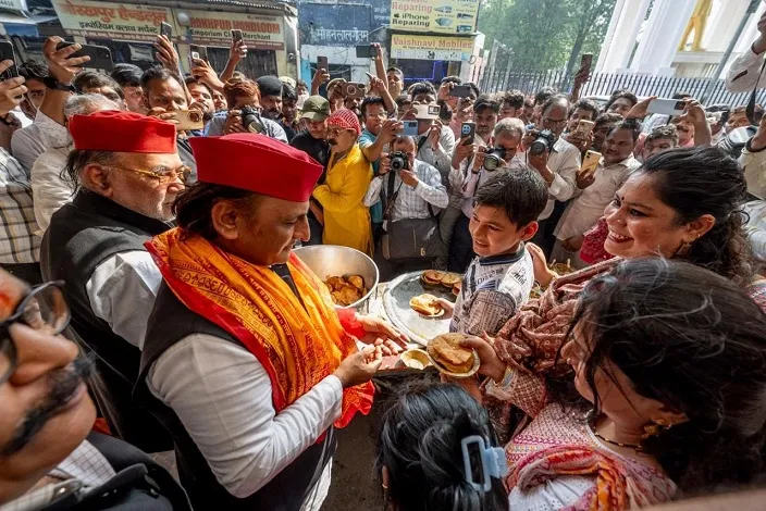 मीडिया प्वाइंट पर भव्य भंडारा, अखिलेश ने श्रद्धालुओं को वितरित किया प्रसाद