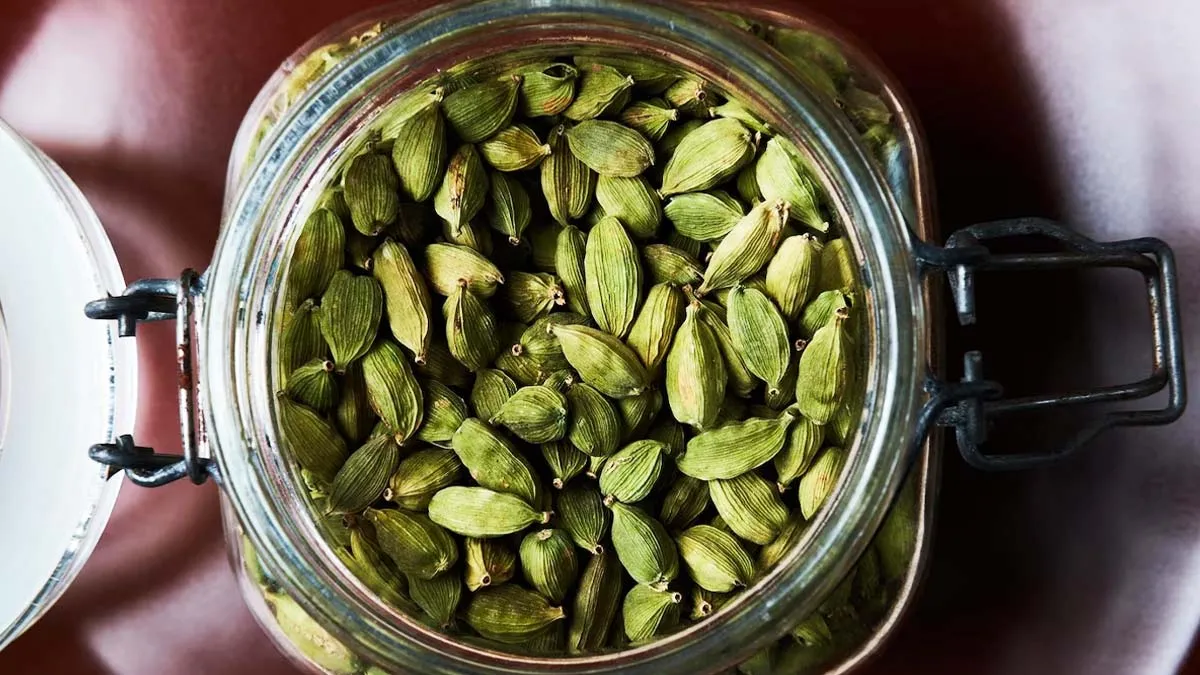 15 दिनों तक रात को सोने से पहले एक इलायची चबाने से क्या होता है?