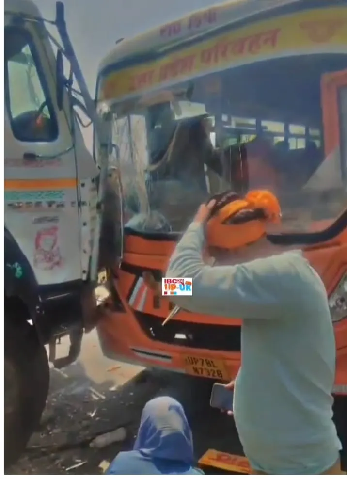 रोडवेज बस व डंपर में भिड़ंत, बस चालक सहित 16 यात्री घायल, दो कानपुर रेफर