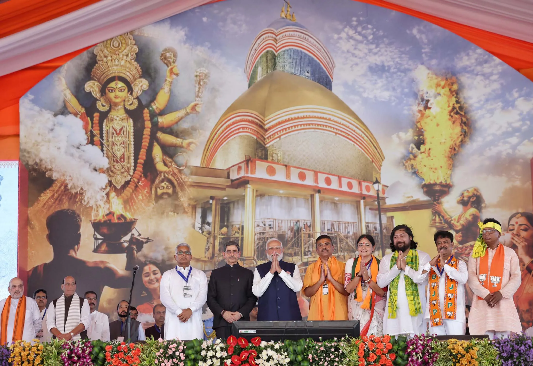 शुभेंदु ने संभाली बंगाल की सत्ता,ममता बनर्जी को हराने के बाद ली मुख्यमंत्री पद की शपथ