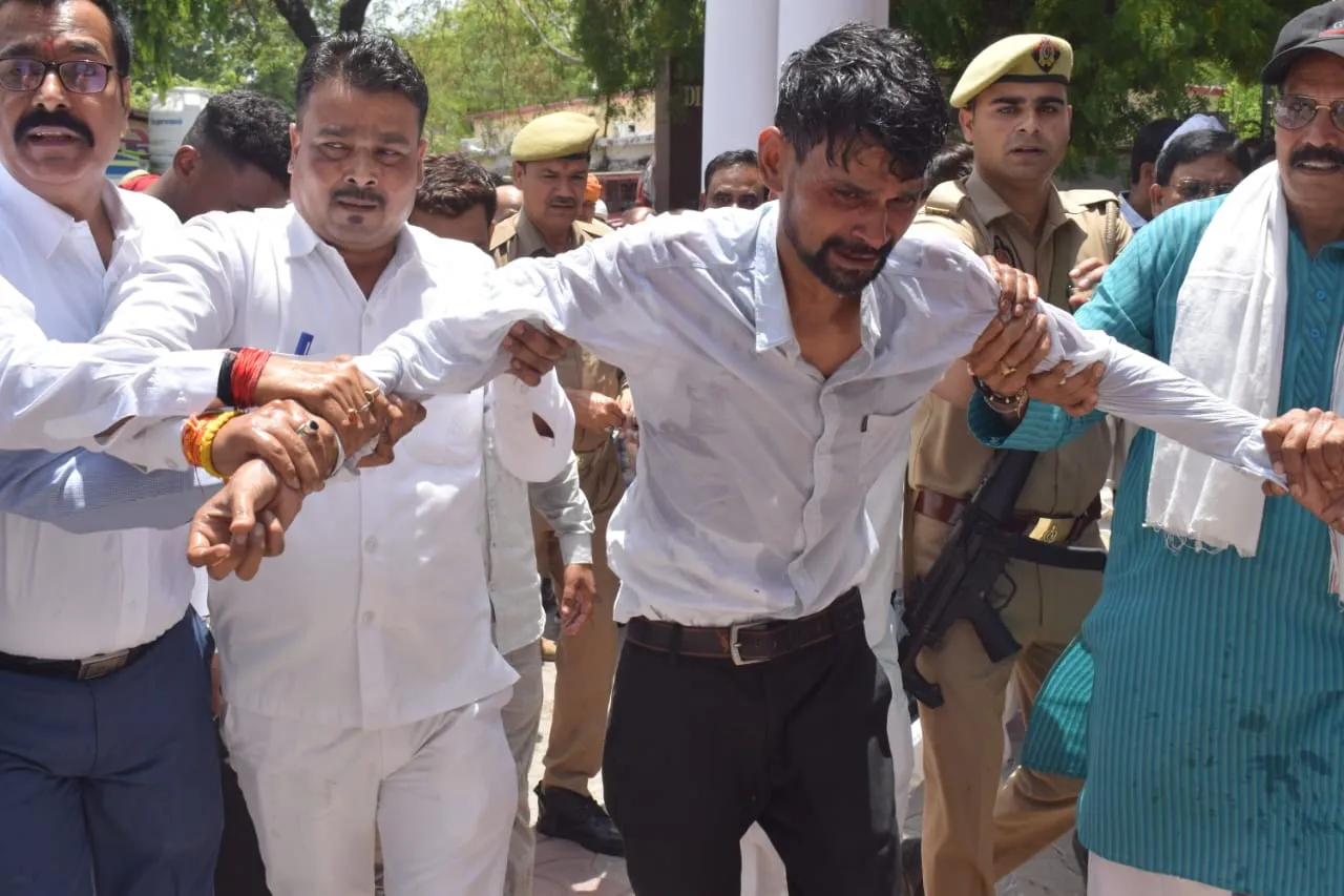 कलेक्ट्रेट परिसर में अधिवक्ता ने किया आत्मदाह का प्रयास, मचा हड़कंप
