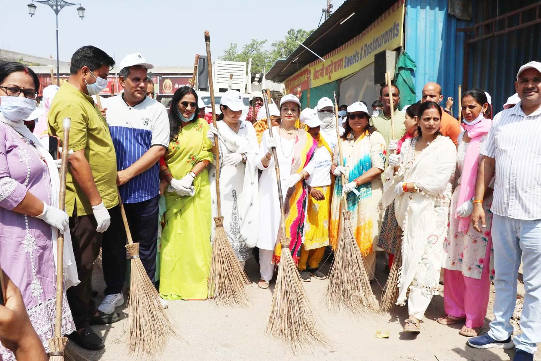 मेयर राजरानी मल्होत्रा, निगमायुक्त प्रदीप दहिया ने श्रमदान कर दिया स्वच्छता का संदेश