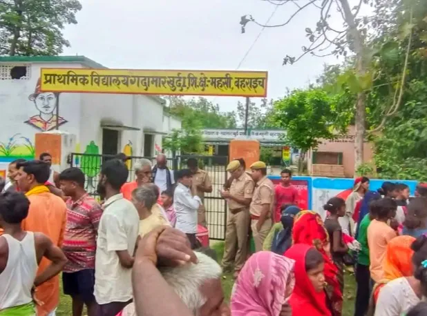 बहराइच: अनियंत्रित ट्रक ने बाइक को मारी ज़ोरदार टक्कर, मां की मौत, बेटा घायल