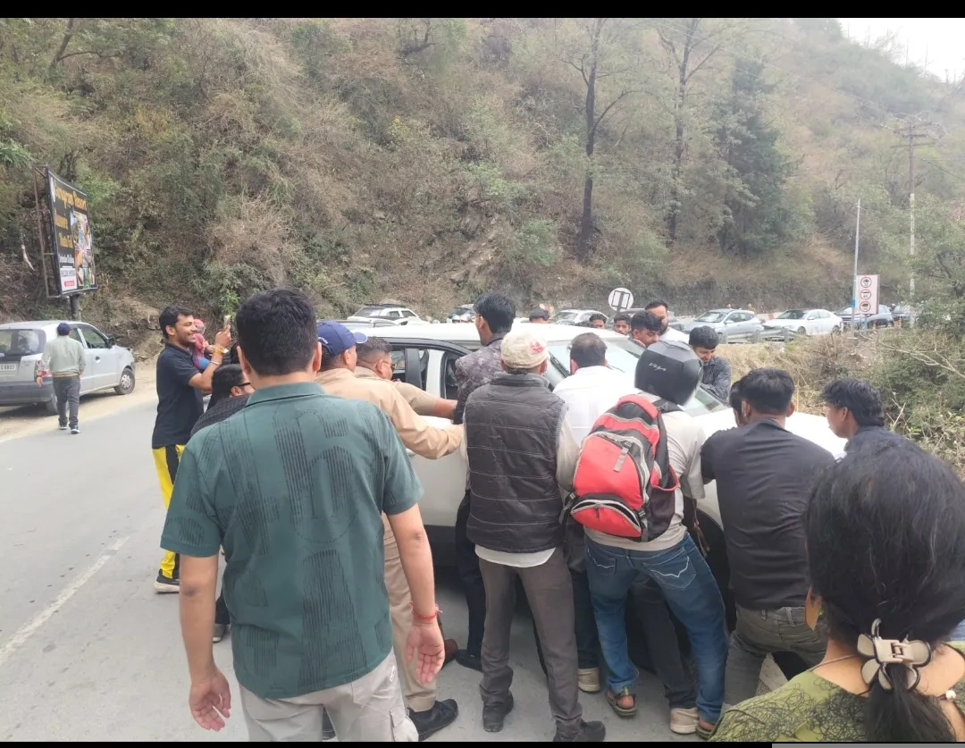 मसूरी: खाई में उतरी पर्यटकों की अनियंतित्र कार, फंसे लोगों को सकुशल निकाला