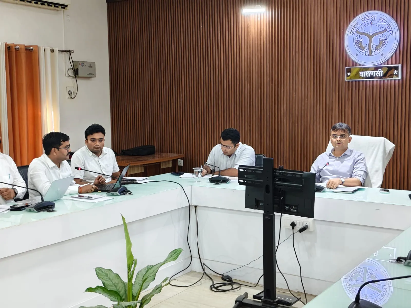 जिलाधिकारी ने परियोजनाओं की धीमी प्रगति पर जताई नाराजगी, पेनाल्टी लगाने के दिए निर्देश 