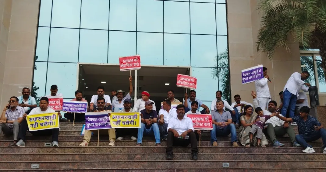 नगर निगम की कार्यशैली से नाराज वार्ड पार्षदों ने दिया धरना, दी आंदोलन की चेतावनी