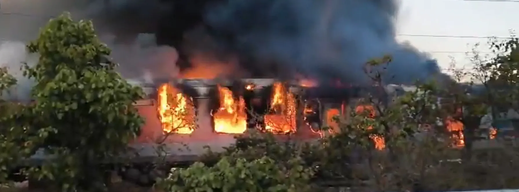 रतलाम में राजधानी एक्सप्रेस में सुबह लगी आग, 68 यात्रियों को सुरक्षित निकाला गया