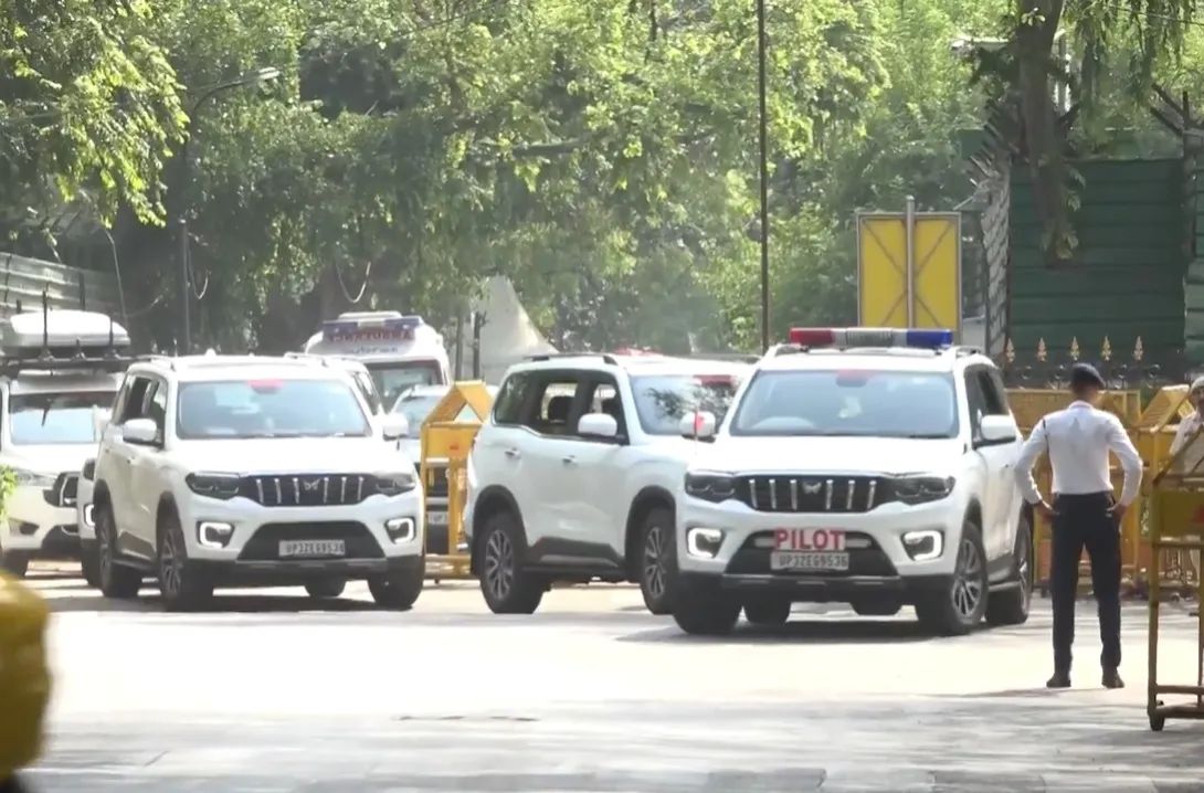 डेढ़ दर्जन गाड़ियों के काफिले संग निकले सीएम योगी,कोई साईकिल से चला तो कोई बुलेट से