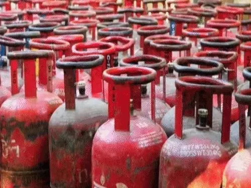 कॉमर्शियल सिलेंडर के दाम बढ़ने से टेंट-कैटरिंग कारोबारियों की मुसीबतें बढ़ीं