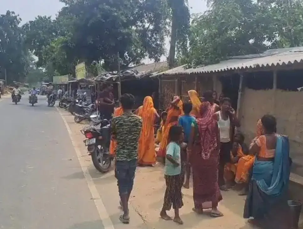 तेज रफ्तार बाइक ने सड़क पार कर रही वृद्ध महिला को मारी टक्कर, मौके पर मौत
