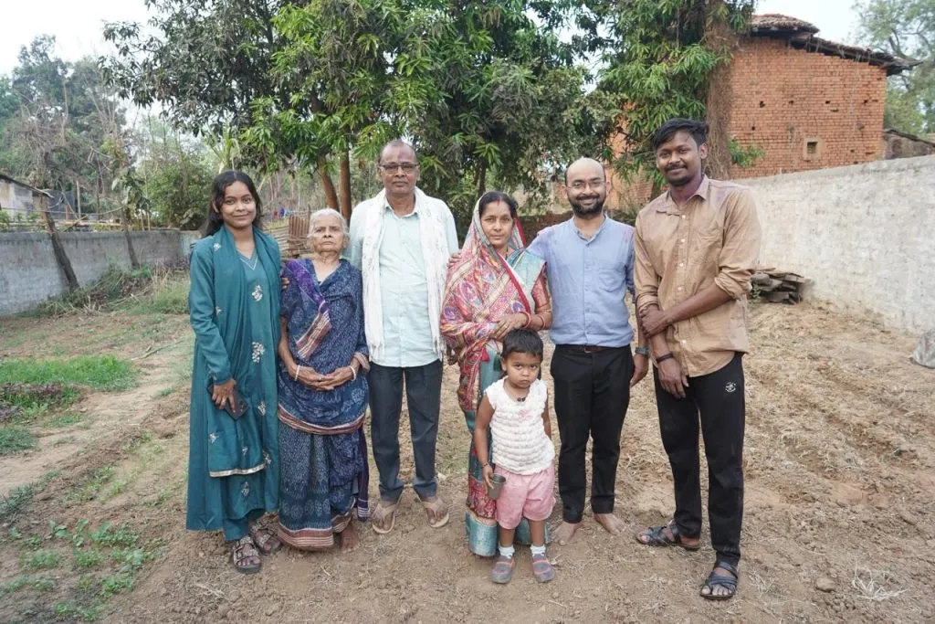 तेंदूपत्ता ताेड़ने वाले किसान का बेटा बना भारतीय वन सेवा के अधिकारी
