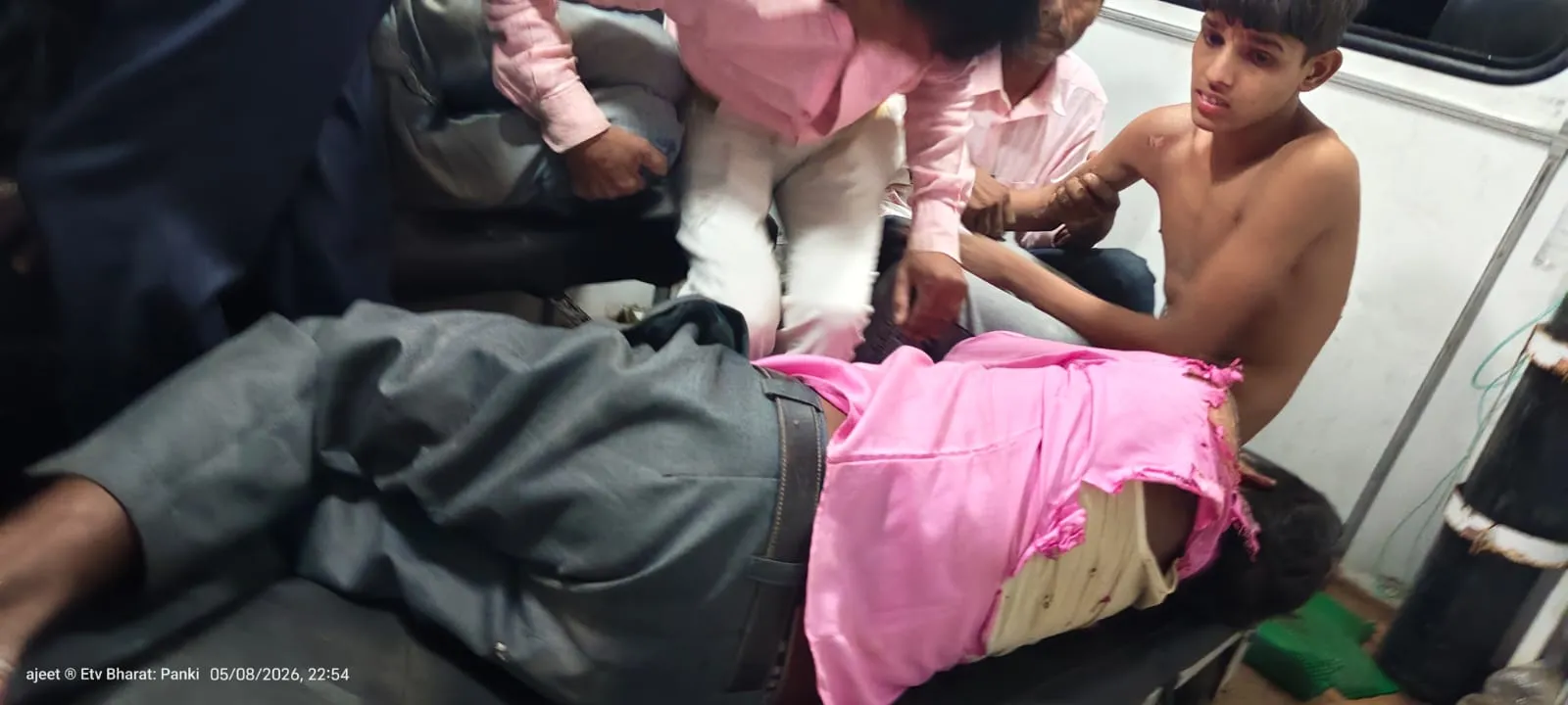 हाई वोल्टेज तार की चपेट में आने से बस की छत पर बैठे बाराती झुलसे